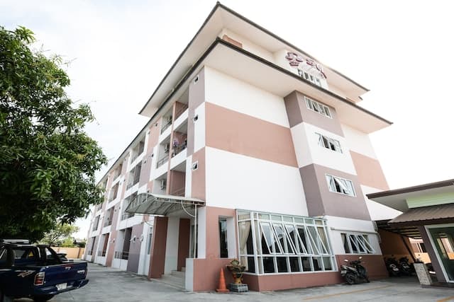 OYO 452 Purada Mansion